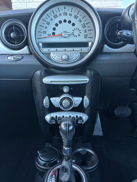 2011-MINI-Convertible-Cooper-Auto_19