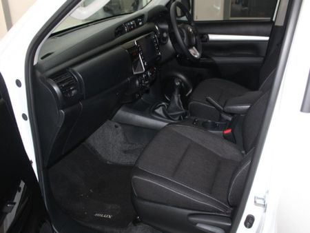 2026-Toyota-Hilux-24-GD-6-Raider-4x4-Double-Cab_5