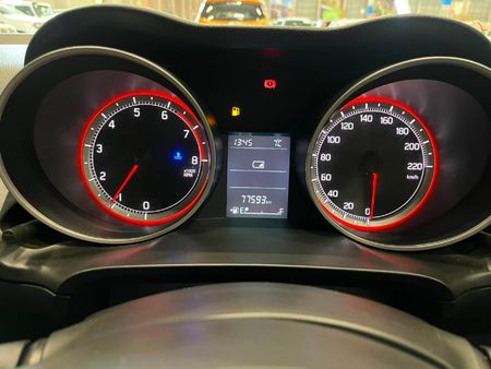 2023-Suzuki-Swift-12-GLX_10