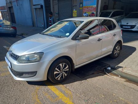2014-Volkswagen-Polo-6-Hatchback_2