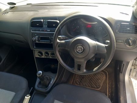 2014-Volkswagen-Polo-6-Hatchback_7