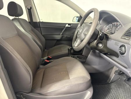 2011-Volkswagen-Polo-Vivo-14-Trendline-5-dr_9