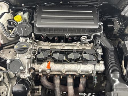 2011-Volkswagen-Polo-Vivo-14-Trendline-5-dr_12