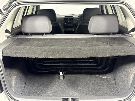 2011-Volkswagen-Polo-Vivo-14-Trendline-5-dr_13