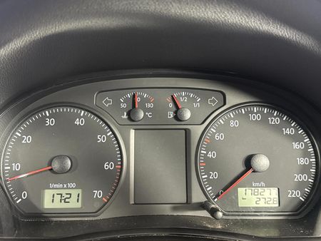 2011-Volkswagen-Polo-Vivo-14-Trendline-5-dr_2