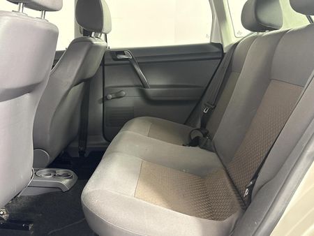 2011-Volkswagen-Polo-Vivo-14-Trendline-5-dr_3