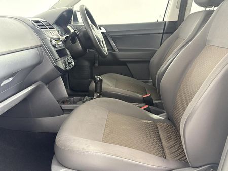 2011-Volkswagen-Polo-Vivo-14-Trendline-5-dr_8