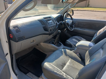 2011-Toyota-Hilux-25-D-4D-SRX-Raised-Body-Single-Cab_10