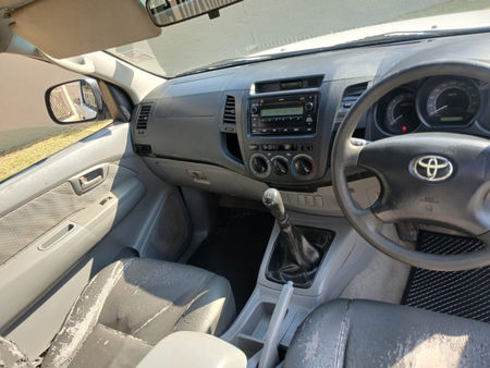 2011-Toyota-Hilux-25-D-4D-SRX-Raised-Body-Single-Cab_11