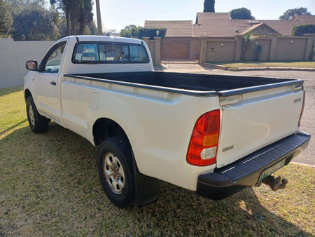 2011-Toyota-Hilux-25-D-4D-SRX-Raised-Body-Single-Cab_4
