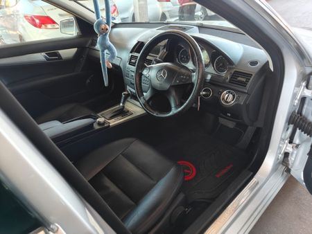 2011-Mercedes-Benz-C-Class-C-200-CGI-BE-Avantgarde-Auto_10