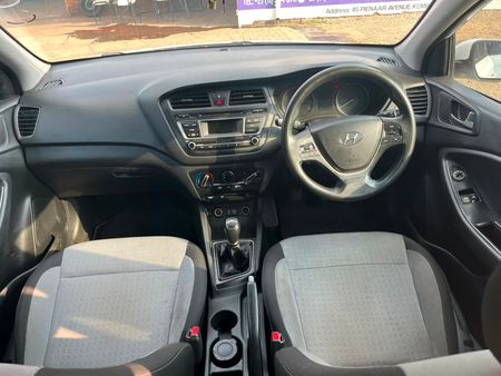 2015-Hyundai-i20-14-Fluid_13