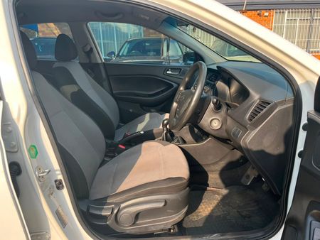 2015-Hyundai-i20-14-Fluid_14