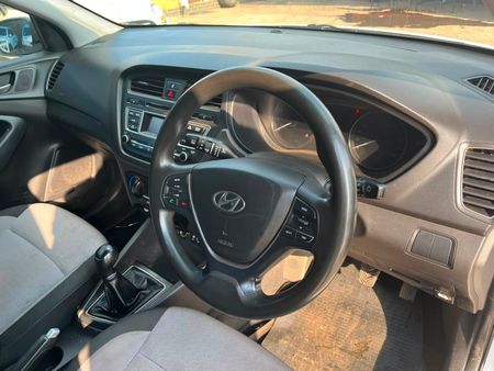2015-Hyundai-i20-14-Fluid_15
