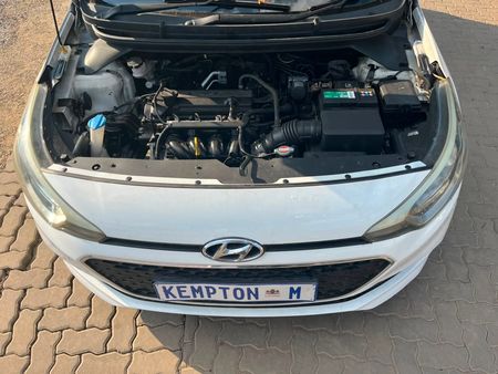 2015-Hyundai-i20-14-Fluid_16
