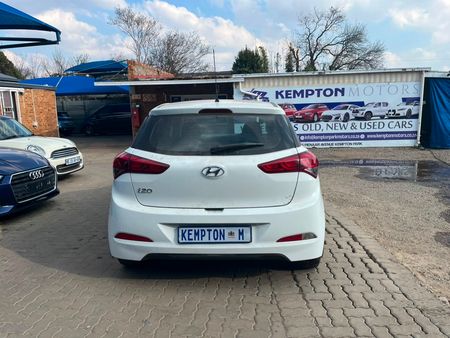 2015-Hyundai-i20-14-Fluid_4