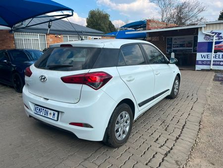 2015-Hyundai-i20-14-Fluid_5