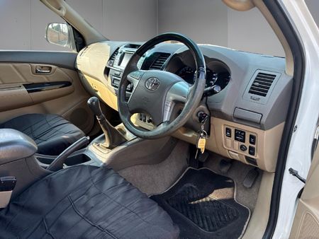 2013-Toyota-Fortuner-30-D-4D-Raised-Body_12