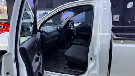 2023-Isuzu-D-Max-250C-Fleetside-Single-Cab_13