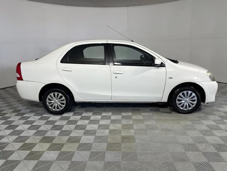 2016-Toyota-Etios-15-XS_16