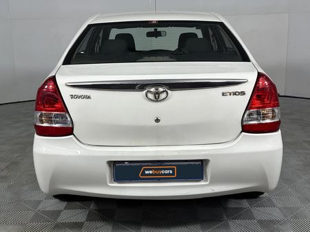 2016-Toyota-Etios-15-XS_17