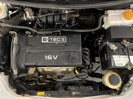 2013-Chevrolet-Aveo-16-L-Hatch_10
