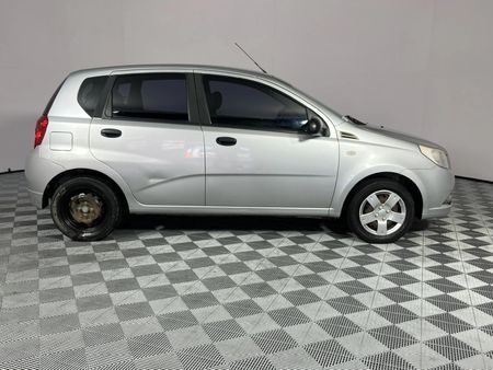 2013-Chevrolet-Aveo-16-L-Hatch_13