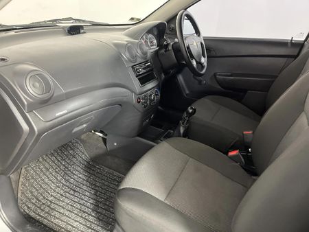 2013-Chevrolet-Aveo-16-L-Hatch_7
