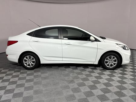 2014-Hyundai-Accent-16-GLS-Fluid_17