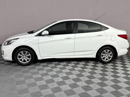 2014-Hyundai-Accent-16-GLS-Fluid_19