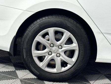 2014-Hyundai-Accent-16-GLS-Fluid_7