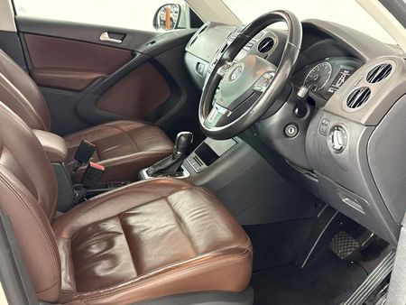 2012-Volkswagen-Tiguan-20-TDI-Track-Field-4Motion-Auto_9