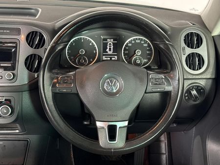 2012-Volkswagen-Tiguan-20-TDI-Track-Field-4Motion-Auto_12