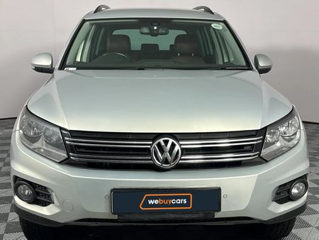 2012-Volkswagen-Tiguan-20-TDI-Track-Field-4Motion-Auto_15