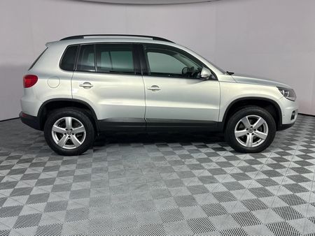 2012-Volkswagen-Tiguan-20-TDI-Track-Field-4Motion-Auto_17
