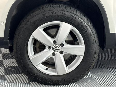 2012-Volkswagen-Tiguan-20-TDI-Track-Field-4Motion-Auto_4