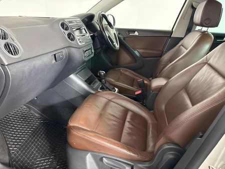 2012-Volkswagen-Tiguan-20-TDI-Track-Field-4Motion-Auto_8