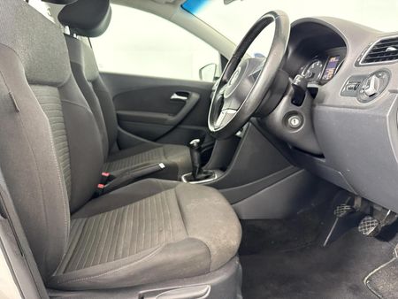2012-Volkswagen-Polo-14-Comfortline-5-dr_9