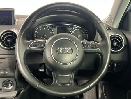 2013-Audi-A1-Sportback-14-TFSI-Attraction_12