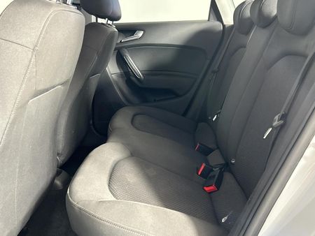 2013-Audi-A1-Sportback-14-TFSI-Attraction_3