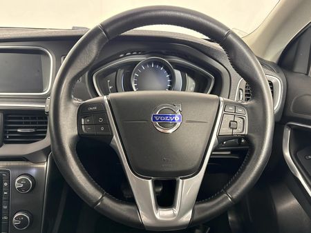 2016-Volvo-V40-T4-Inscription_10
