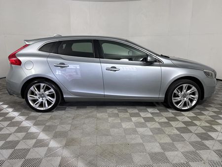 2016-Volvo-V40-T4-Inscription_14