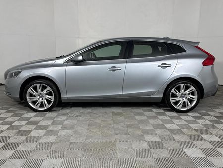 2016-Volvo-V40-T4-Inscription_16