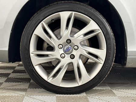 2016-Volvo-V40-T4-Inscription_3