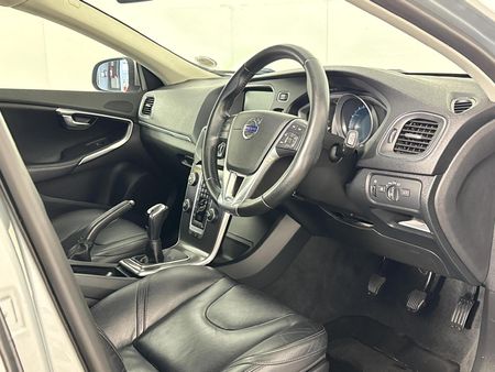 2016-Volvo-V40-T4-Inscription_8
