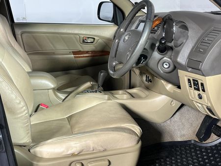 2011-Toyota-Fortuner-30-D-4D-Raised-Body_9