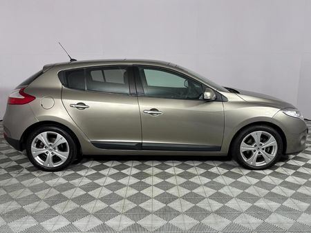2009-Renault-Megane-III-19-dCi-Dynamique-5-dr_17