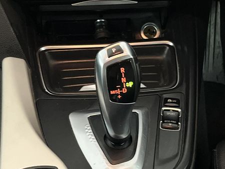 2013-BMW-3-Series-320i-Auto_10