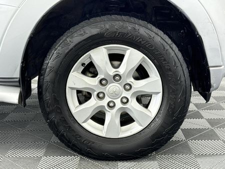 2012-Mitsubishi-Pajero-32-Di-Dc-GLS-SWB-Auto_3