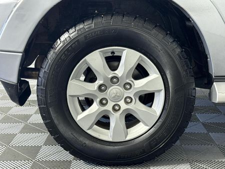 2012-Mitsubishi-Pajero-32-Di-Dc-GLS-SWB-Auto_5